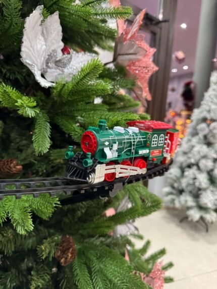 Коледно влакче движещо се около елхата с празнична музика