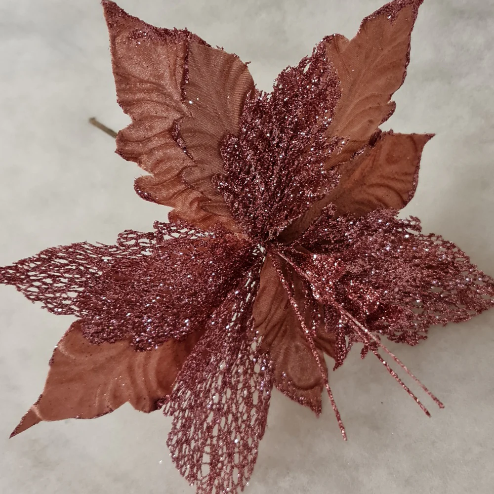 rozovo dekorativno cvete za koledna ukrasa